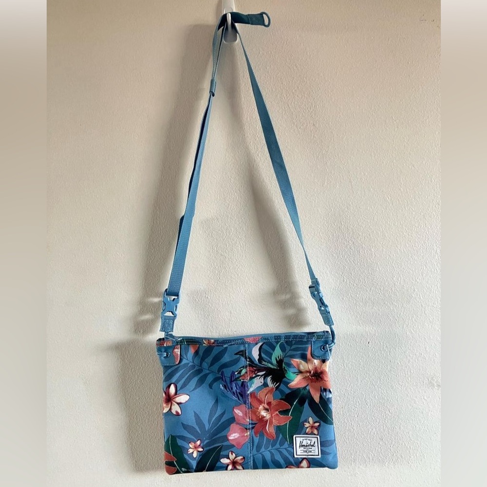 Herschel 
Alder floral canvas crossbody blue